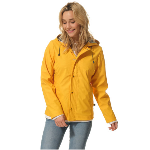Chubasquero largo en color amarillo, con capucha, dos bolsillos y cierre de  botones.